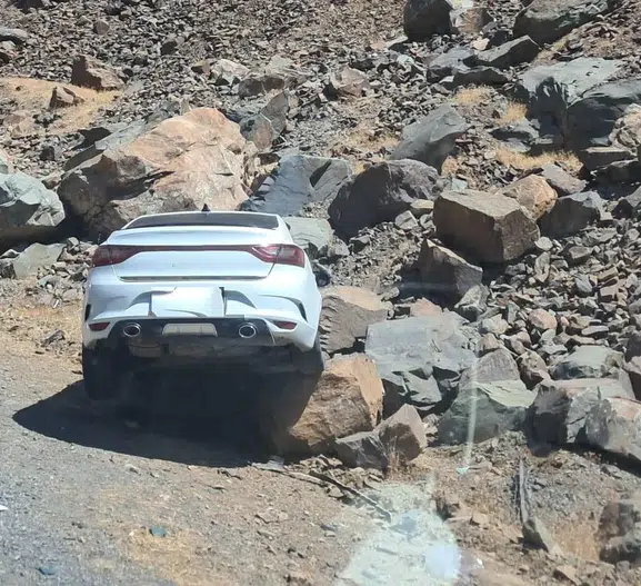 Hakkari Çukurca yolunda kaza geçiren aile hastaneye kaldırıldı