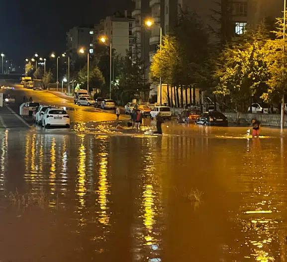 Kayseri'de sağanak hayatı felç etti; çocuklar su birikintilerinde serinledi