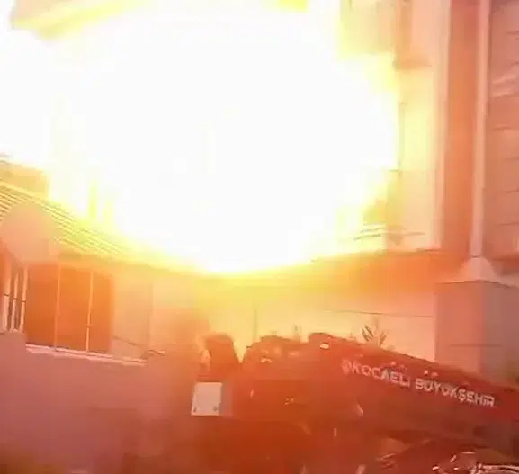 Darıca'da evdeki yangın doğalgaz patlamasıyla şiddetlendi