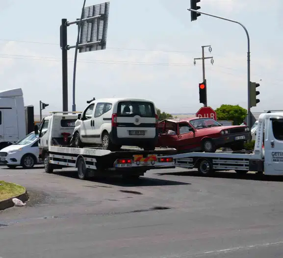 Niğde Bor yolunda kaza 3 kişi hastaneye kaldırıldı