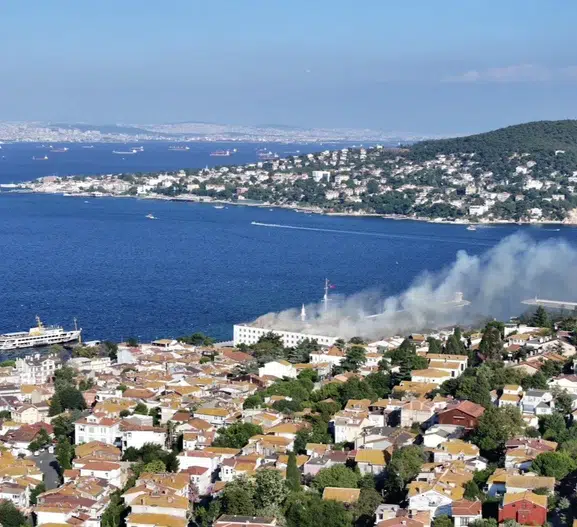 Heybeliada Deniz Harp Okulu çatısındaki yangın kontrol altına alındı