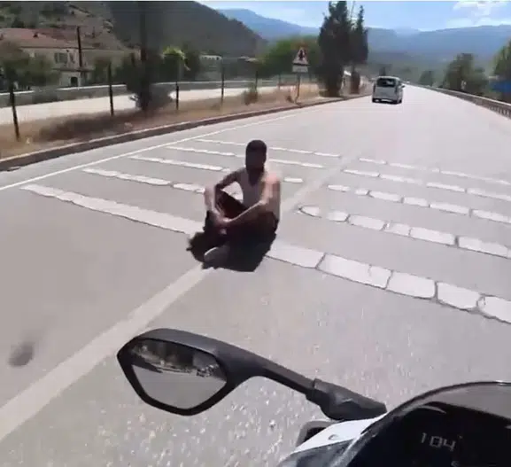 Karabük yollarında can pazarı Trafiğin ortasında oturdular