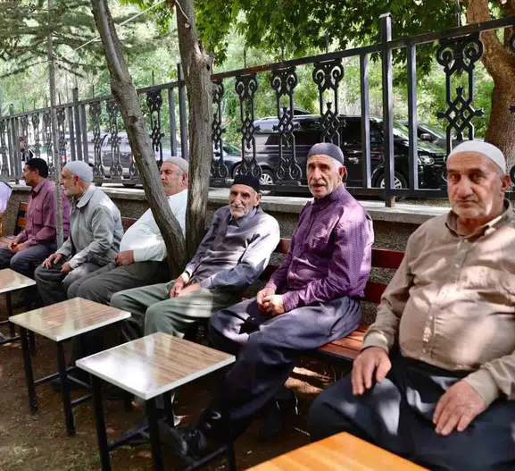 Bingöl Valisi köy ziyaretinde halkın taleplerini bizzat not aldı