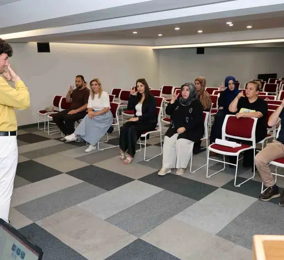 Kayseri'de belediye çalışanları artık işaret diliyle hizmet verecek
