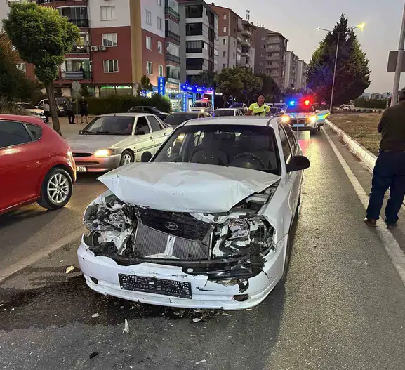 Uşak’ta trafik kazası Kırmızı ışıkta bekleyen araca çarptı