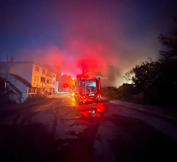Samsun Salıpazarı’nda gece çıkan depo yangını korkuttu