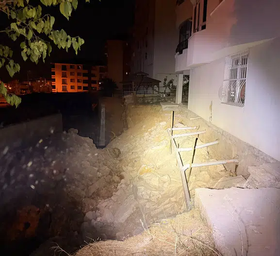 Bitişikteki kazı 5 katlı binayı kaydırdı, 12 daire boşaltıldı