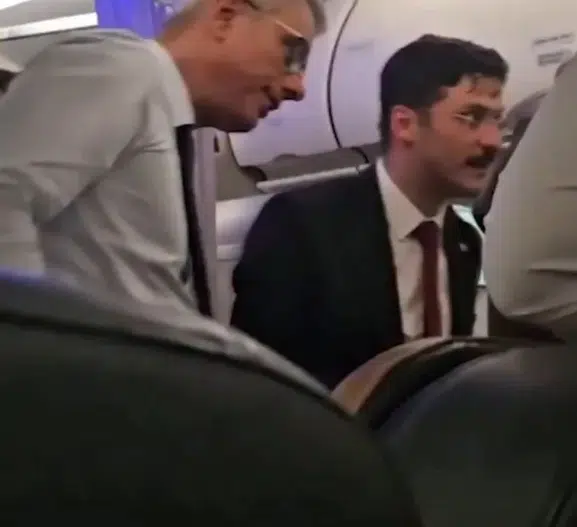 Sağlık Bakanı uçuş sırasında fenalaşan yolcuya müdahale etti
