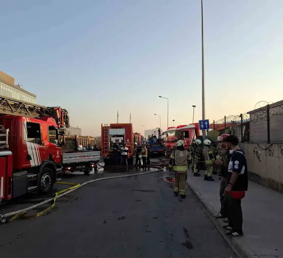 Tuzla’da korkutan yangın Depo ve tekneler alevlere teslim oldu
