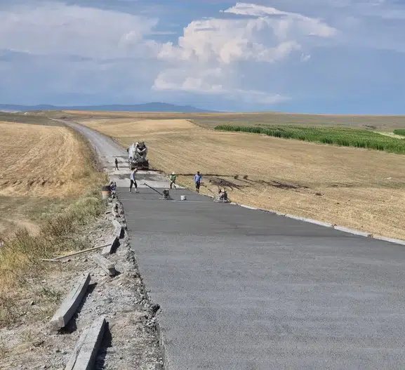 Kars Akyaka’da köy yolları betonla yenileniyor