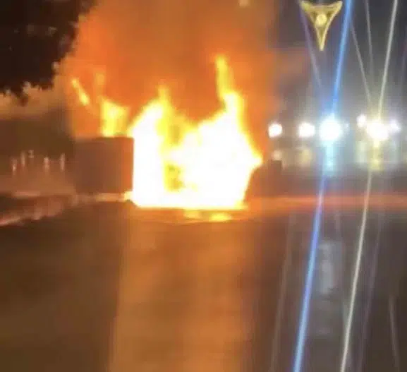 Samsun'da otomobil seyir halinde alev aldı, patlamalar yaşandı