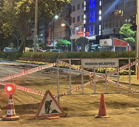 Burdur’da gece yarısı yol çalışmasına polis engeli