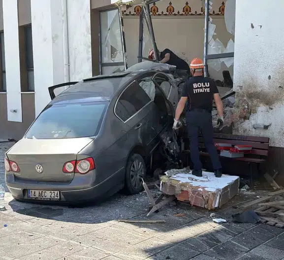 Bolu'da kontrolü kaybeden sürücü caminin imam odasına girdi