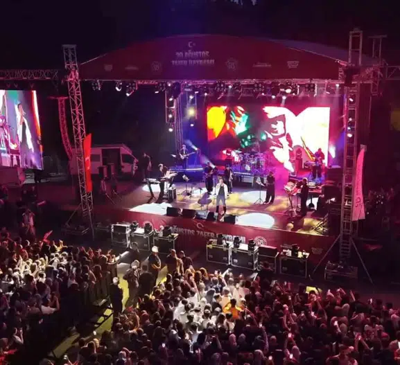 Arnavutköy’de 30 Ağustos Coşkusu: Yıldız İsimler Sahada, Binler Konserde Buluştu