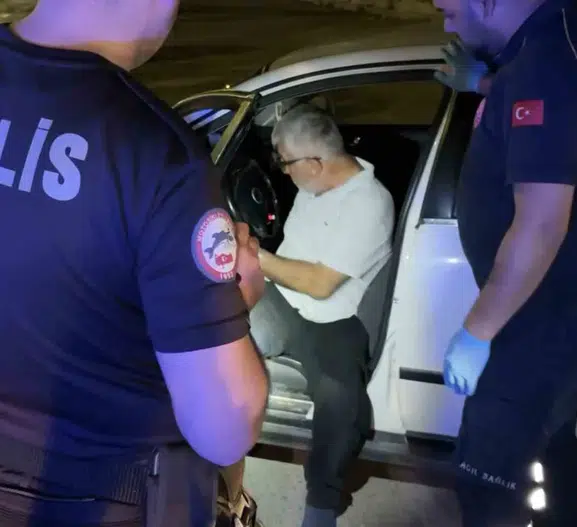 Yolun ortasında direksiyonda uyudu, polis uyandırdı