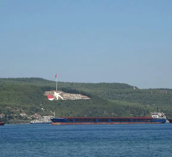 Çanakkale Boğazı'nda kargo gemisi paniği
