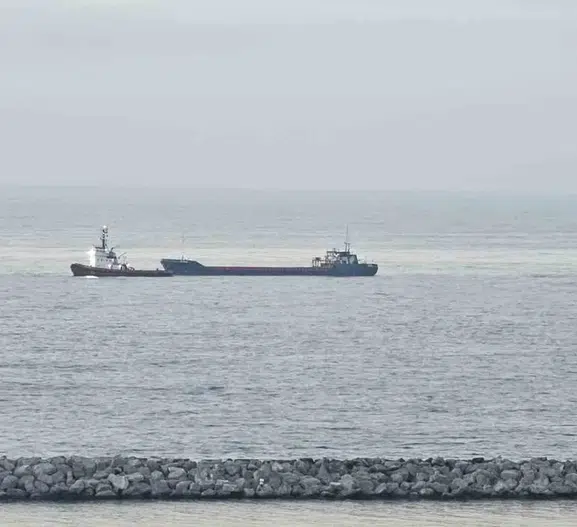 Karadeniz'de saldırıya uğrayan yük gemisi Zonguldak'a sığındı