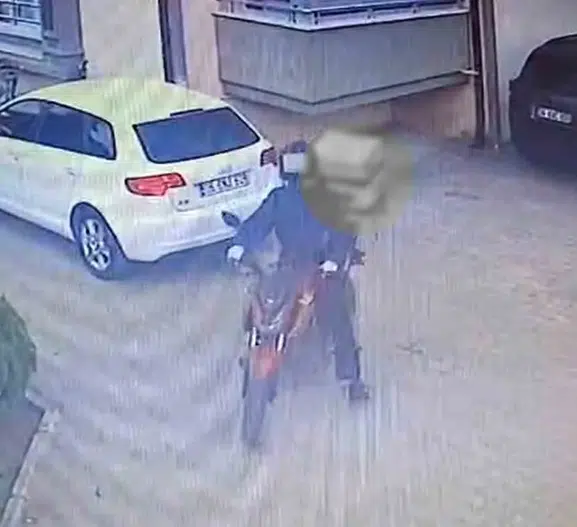 Sakarya’da kurye motosikletini elini kolunu sallayarak çaldı