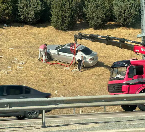 Bursa'da kontrolden çıkan otomobil bariyerleri aşıp tarlaya daldı