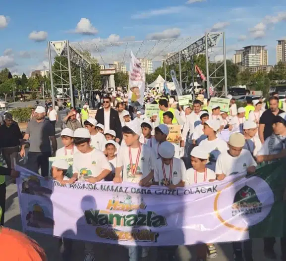 Başakşehir’de yüzlerce çocuk namaz eğitimi sonrası bir araya geldi