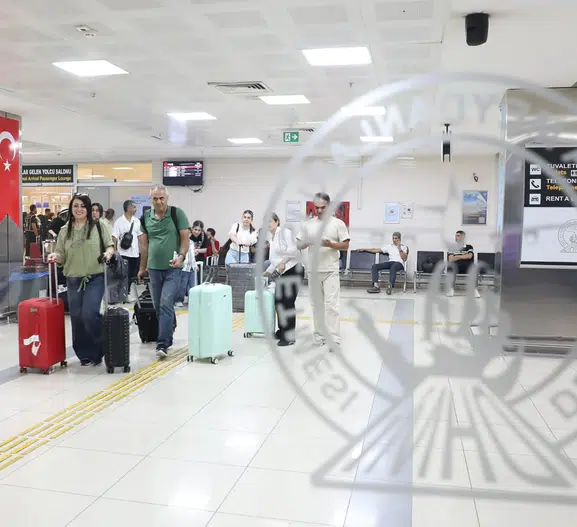 İlk uçuşun yolcuları Van’da çiçeklerle karşılandı Tahran’dan 80 turist geldi