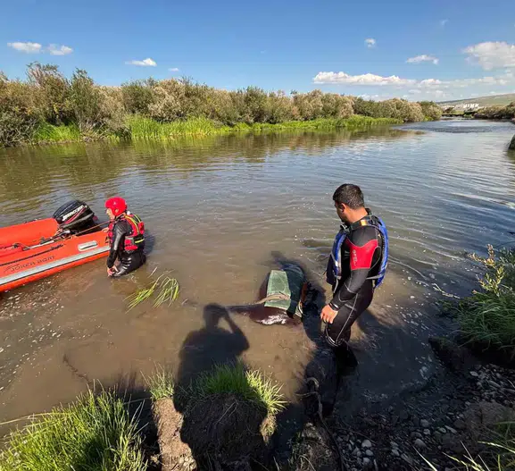 Kura Nehri'nde kaybolan çobanı arama çalışmaları sürüyor