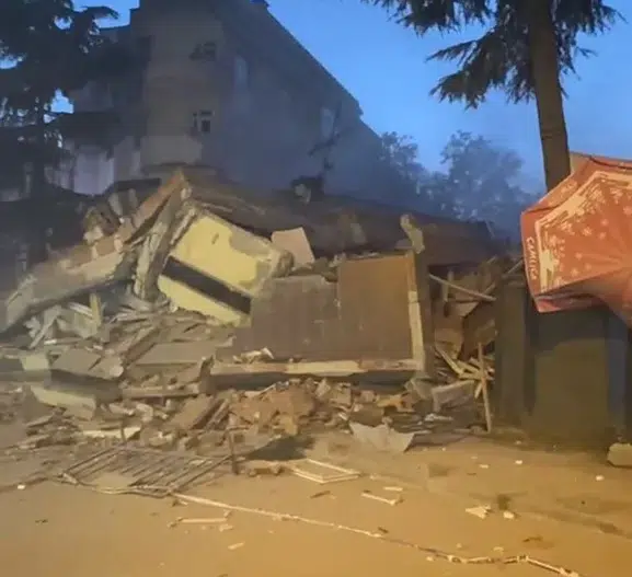 Bahçelievler’de boş bina büyük bir gürültüyle çöktü