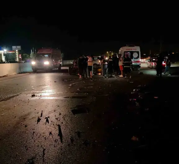 Hassa yolunda traktör ve otomobil çarpıştı