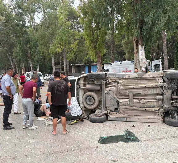 Osmaniye'de kavşakta iki araç çarpıştı 5 kişi yaralandı