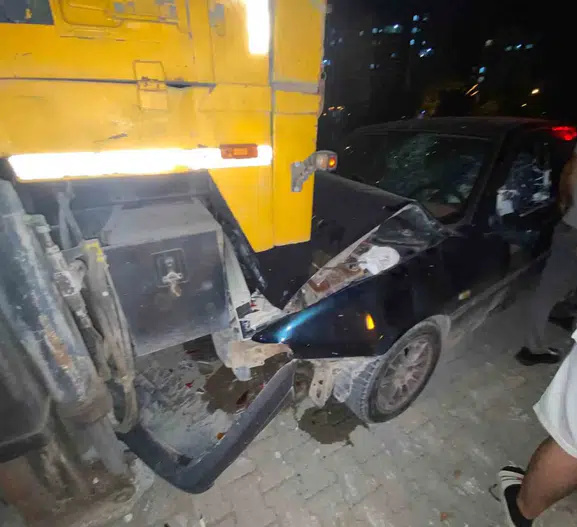 Direksiyon hakimiyetini kaybetti, park halindeki vince arkadan çarptı