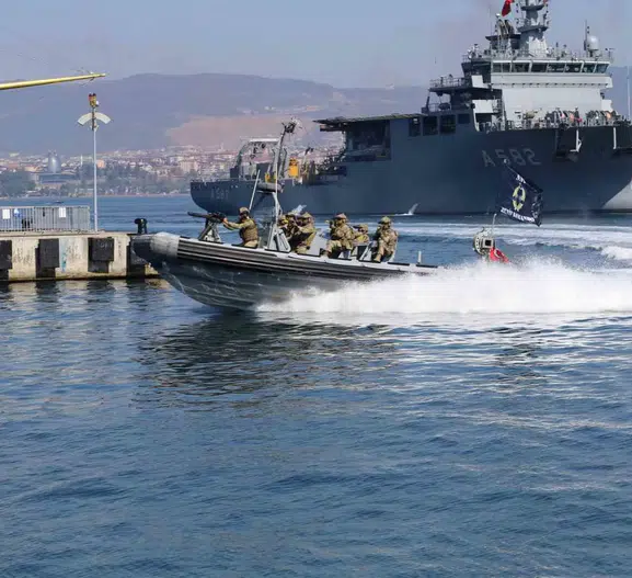 Kocaeli’de komandoların nefes kesen Mavi Vatan gösterisi