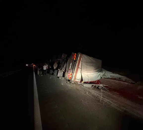 Tosya'da kamyon devrildi, sürücü şans eseri kurtuldu