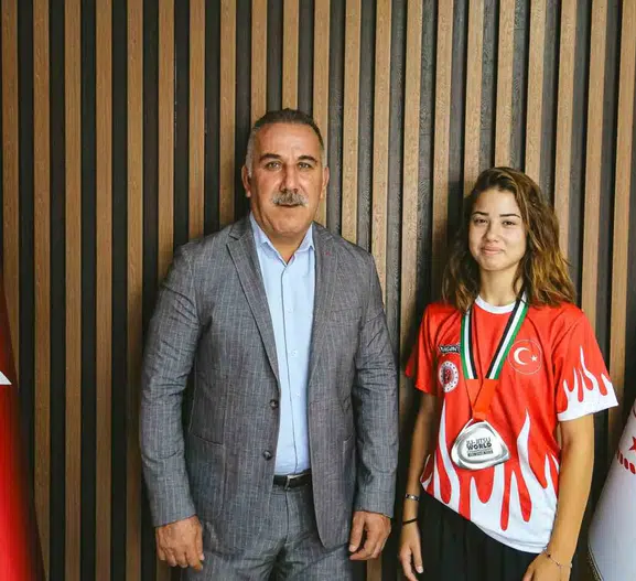 Aydınlı Sude Nas Çavultu dünya ikincisi olarak kürsüye çıktı