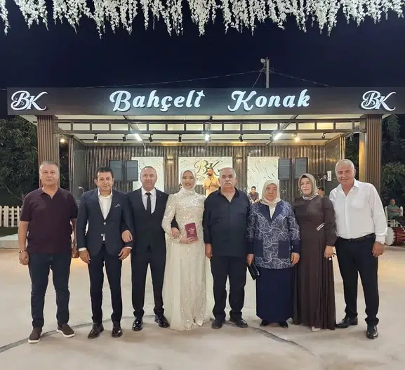 Osmaniye'de düğün konvoyunda klasik arabalar yerini yarış motorlarına bıraktı