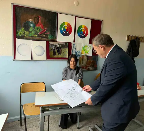 Kars'ta sanatın kalbi bu sınıflarda atıyor: Vali Polat genç yeteneklerin çalışmalarını inceledi