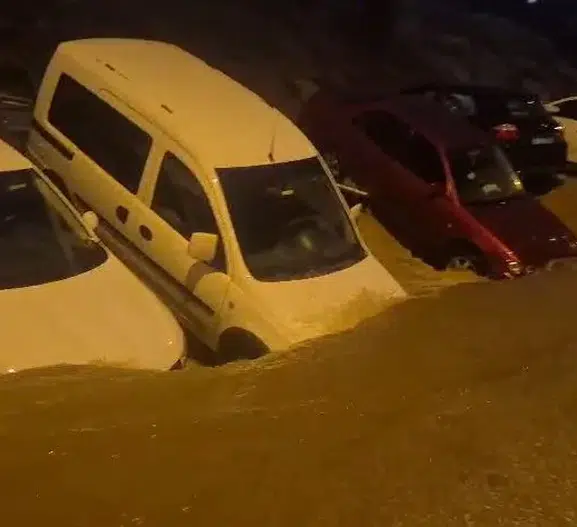 Keçiören'de sağanak felaketi: Yol çöktü, araçlar enkaz altında kaldı