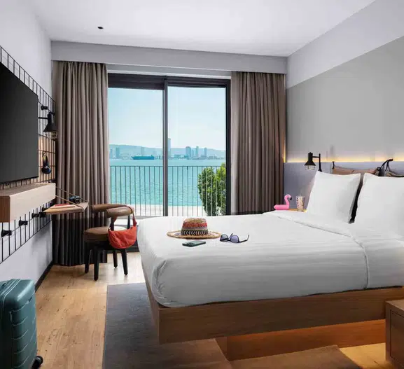 İzmir’in kıyısında yeni dönem: Moxy, şehrin sosyal yaşamına kapılarını açtı