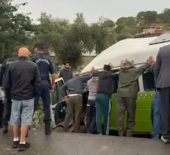 Gökçeada'da trafik dehşeti: Kontrolden çıkan minibüs kanala uçtu
