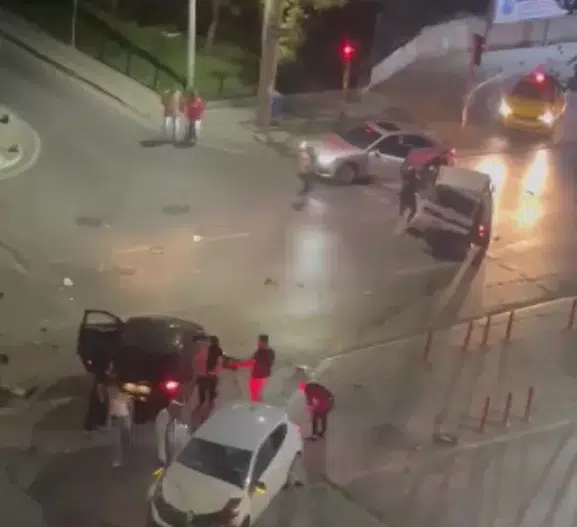 Sultangazi'de gece yarısı dehşeti: Üç aracın karıştığı kazada beş kişi hastanelik oldu