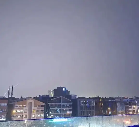 Başkentte geceyi gündüze çeviren doğa olayı: Ankara şimşeklerle sarsıldı