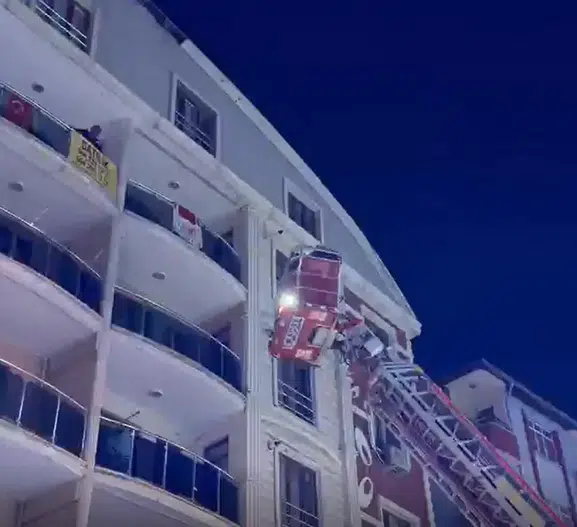 Iğdır'da apartman duman altında kaldı: İtfaiye ekipleri mahsur kalanları böyle kurtardı