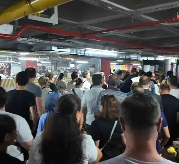 İndirim Çadırında Maraton Başladı: Trabzon'dan Gelen Bile Var