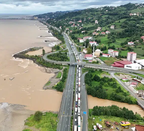 Rize'de doğa alarm verdi: Metrekareye 135 kilogram yağış düştü, Karadeniz'in rengi döndü