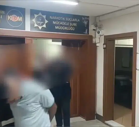 Sakarya'da narkotik darbesi: Üç adrese eş zamanlı baskınla yakalandılar