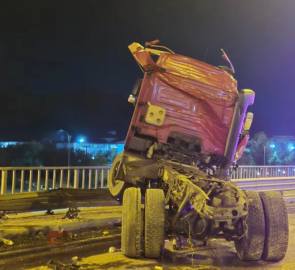 Afyonkarahisar'da dehşet anları: TIR köprüde asılı kaldı