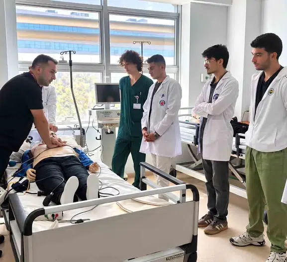 Geleceğin doktorları ADÜ'de gerçeği aratmayan acil durum senaryolarıyla ter döktü