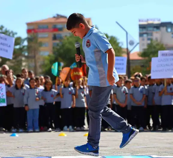 Elazığ'ın kalbinde Gazze için yükselen ses: Çocuklar umutlarını gökyüzüne bıraktı
