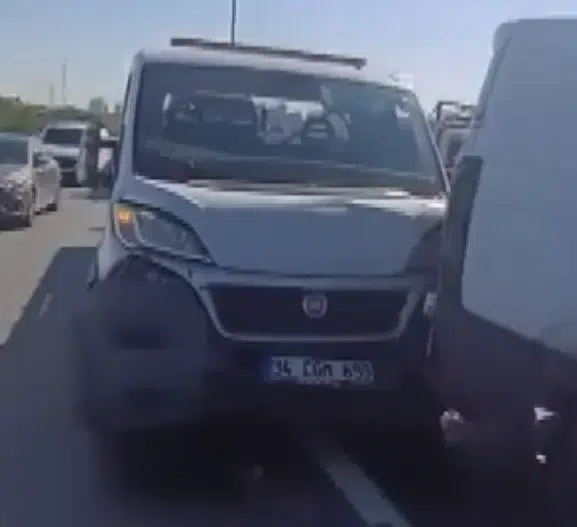 TEM Otoyolu'nda saniyeler süren dehşet: Çekici kamerası o anları kaydetti