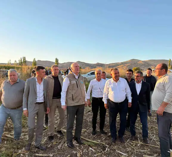 Kayseri ay çekirdeği üretiminde vites yükseltti: Şemsi Bayraktar hasat sahasında üreticiyle buluştu