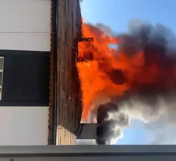 Tuzla'da tadilat faciası: Çatıdaki kıvılcımlar bir anda evi sardı
